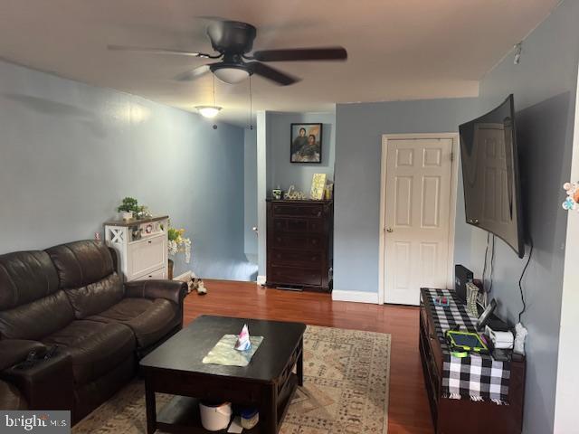 living room featuring hardwood / wood-style flooring and ceiling fan