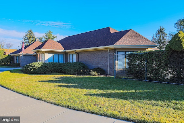 view of front of property featuring a front lawn