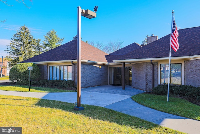 view of front of house with a front lawn