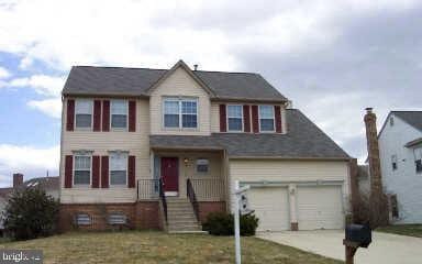 view of front facade featuring a garage and a front lawn