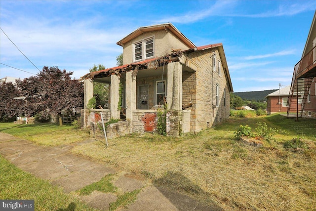 view of front of property featuring a front lawn