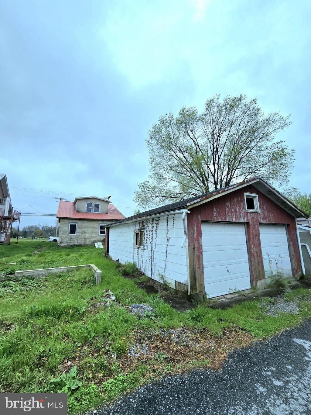 garage featuring a lawn