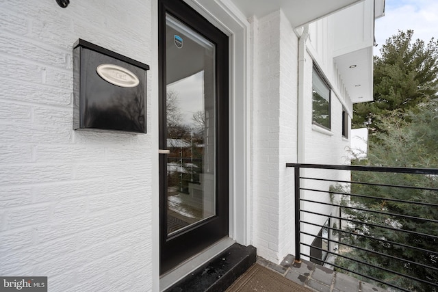 property entrance featuring a balcony