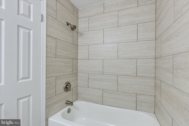 bathroom featuring tiled shower / bath combo