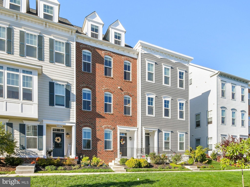 multi unit property featuring a front yard