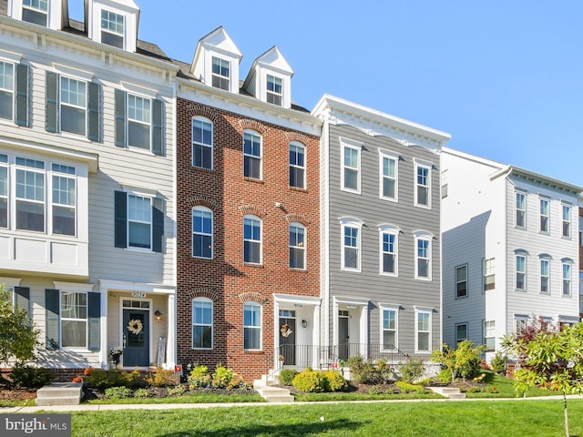 multi unit property featuring a front yard