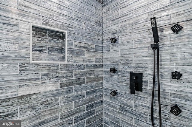 bathroom featuring a tile shower