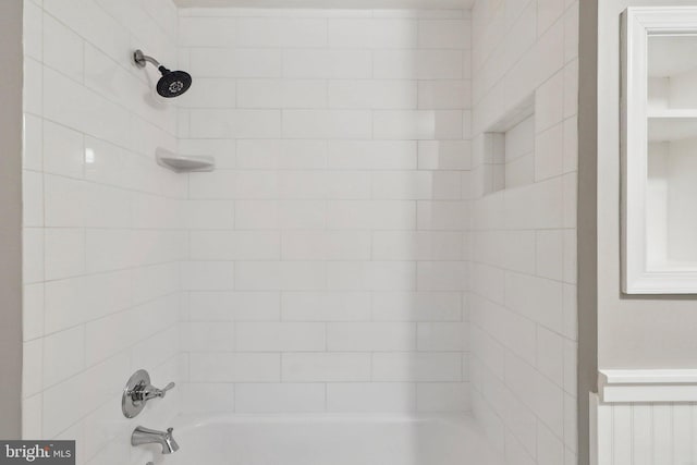 bathroom featuring tiled shower / bath