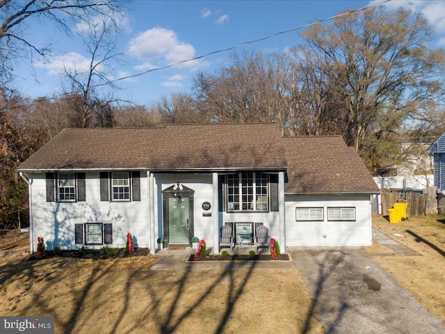 view of front of home featuring covered porch and a front lawn