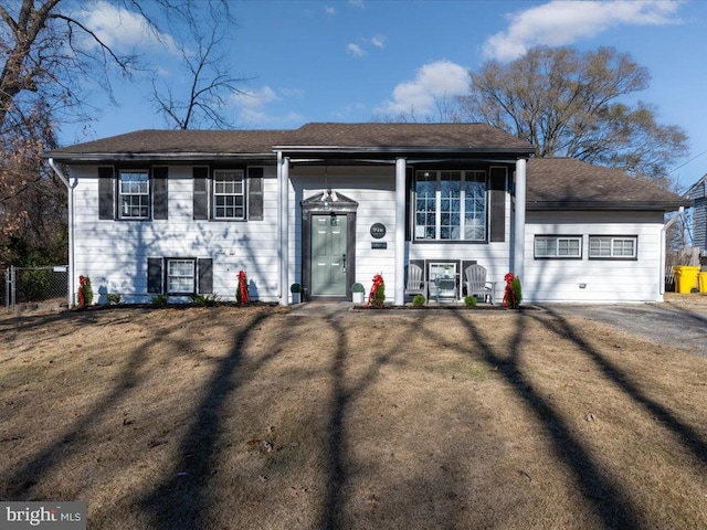 split foyer home featuring a front yard