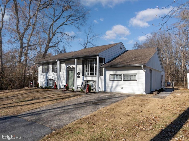 split foyer home featuring a front lawn