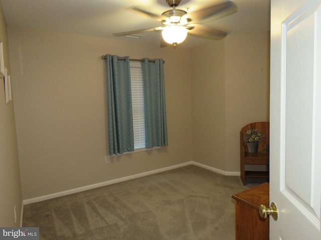 carpeted empty room featuring ceiling fan