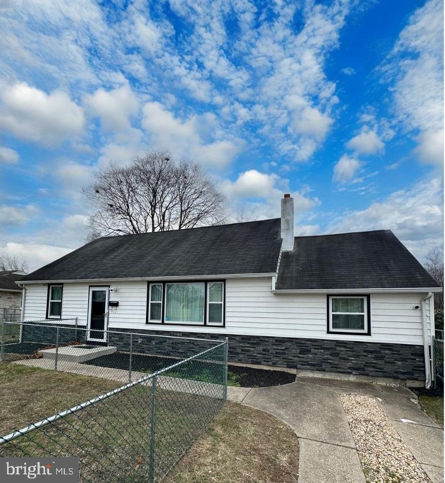 single story home featuring a front lawn