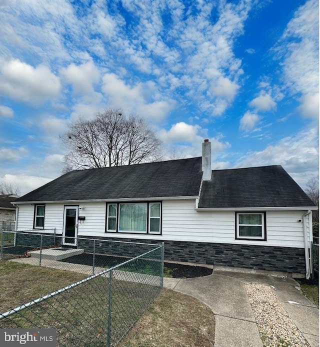 single story home featuring a front lawn