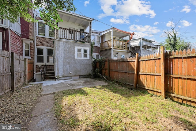 view of yard featuring a balcony