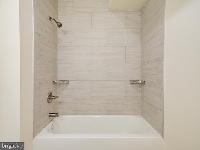 bathroom with tiled shower / bath