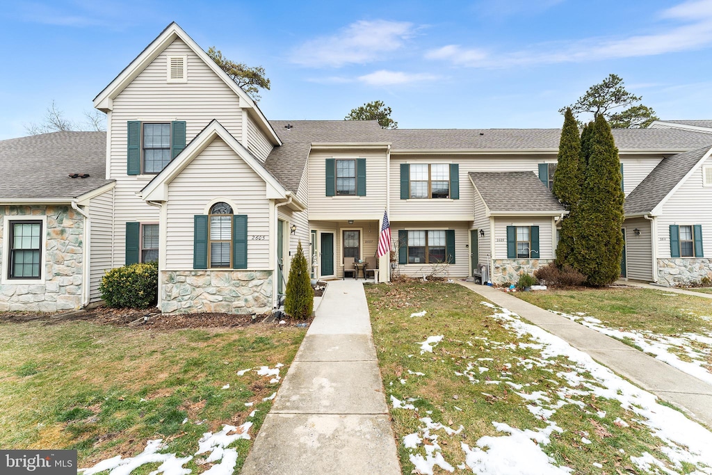 view of front of property featuring a front yard