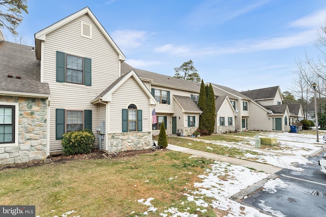 view of front of property featuring a front yard