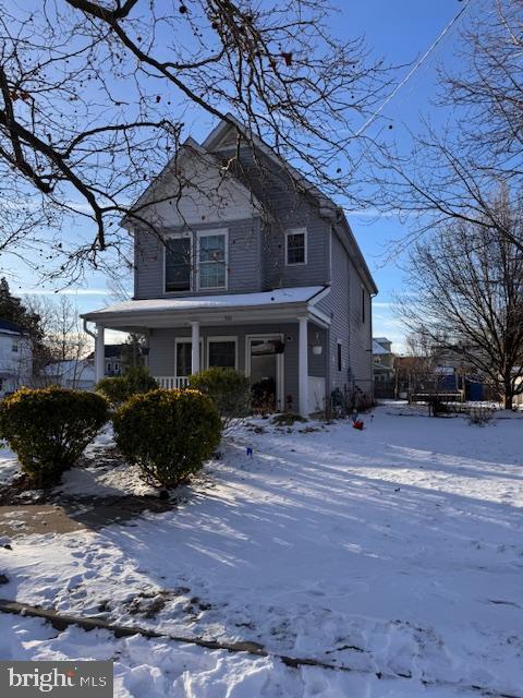 view of front property