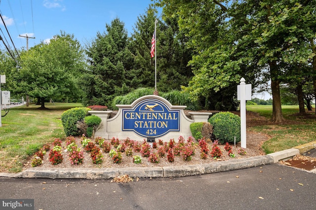 community sign with a lawn