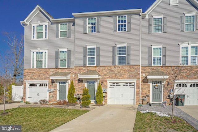 townhome / multi-family property featuring a garage