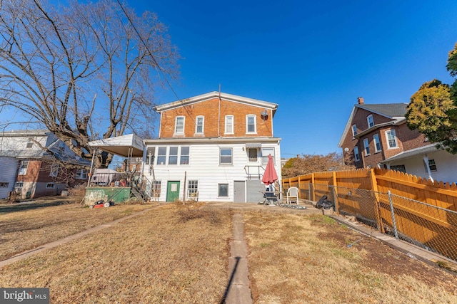 back of house featuring a yard