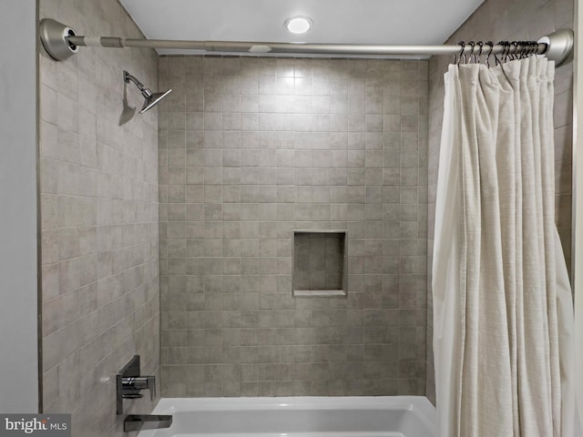 bathroom with shower / tub combo