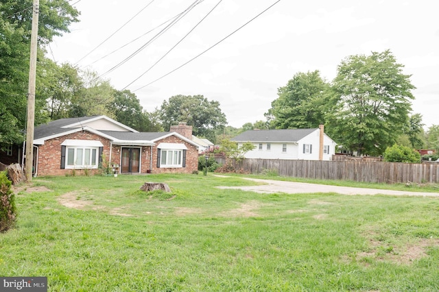 view of front of home featuring a front lawn