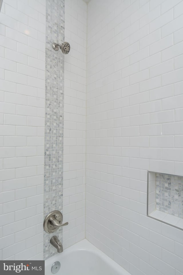 bathroom featuring tiled shower / bath