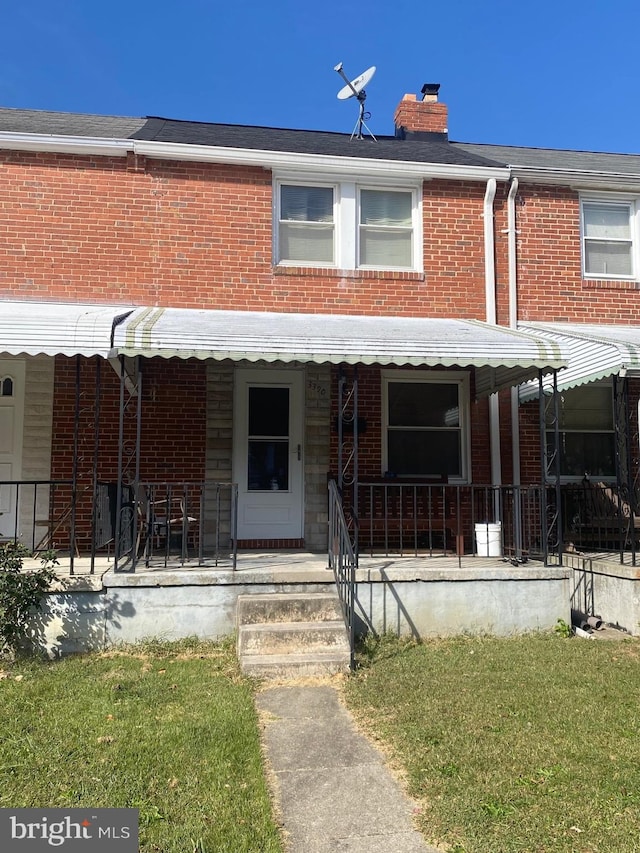 view of front of home featuring a front yard and covered porch