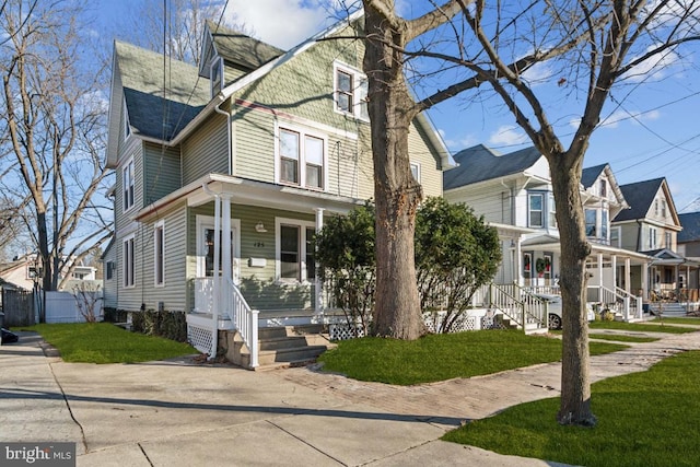 view of front of property featuring a front lawn