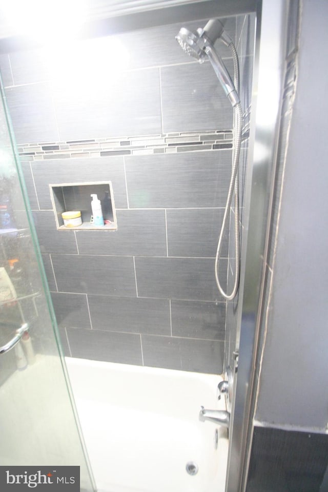 bathroom with tiled shower / bath