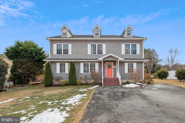 view of front facade featuring a front yard