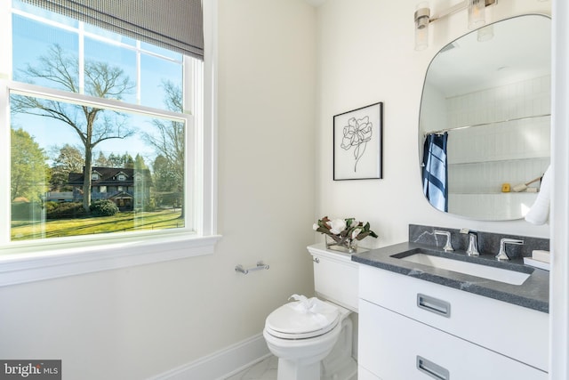 bathroom featuring a shower with curtain, plenty of natural light, toilet, and vanity