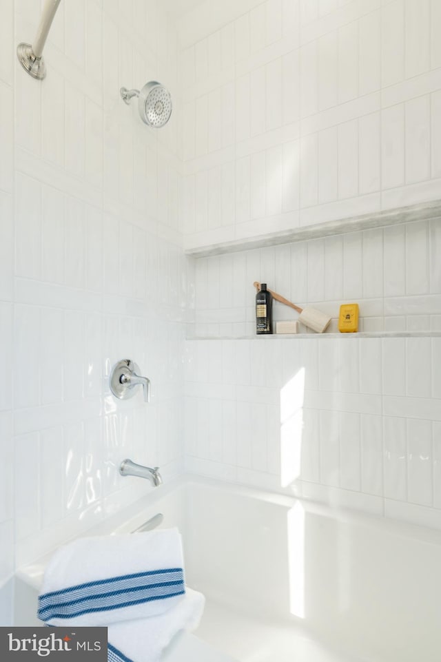 bathroom featuring tiled shower / bath