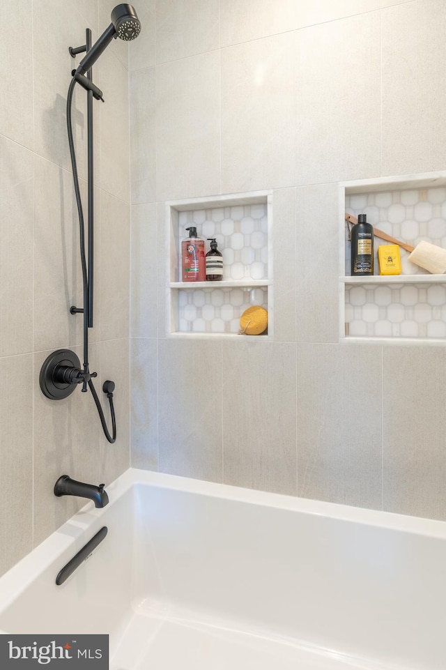 bathroom with tiled shower / bath combo