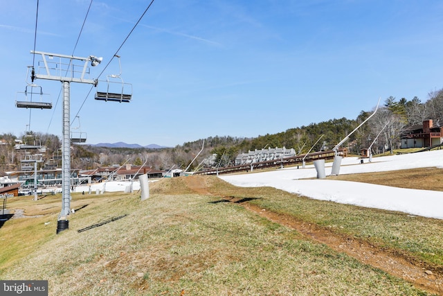 view of yard with a mountain view