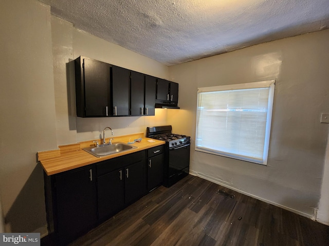 kitchen featuring a textured ceiling, sink, dark wood-type flooring, and black range with gas cooktop