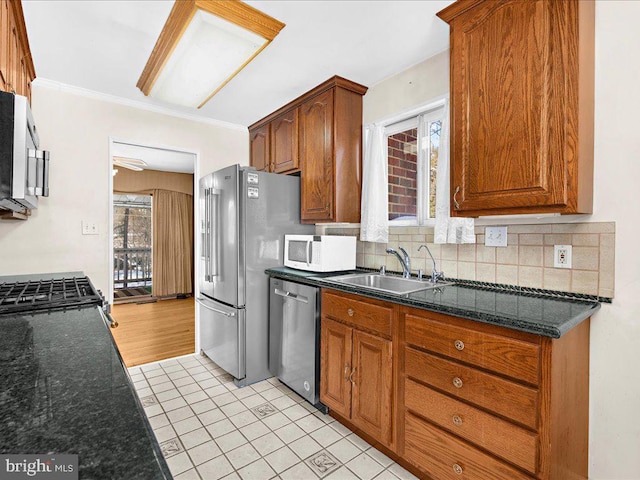 kitchen with sink, stainless steel appliances, tasteful backsplash, light tile patterned floors, and ornamental molding