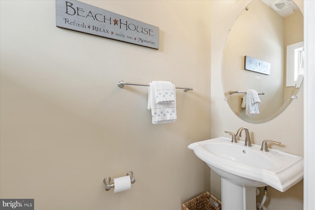 bathroom featuring sink