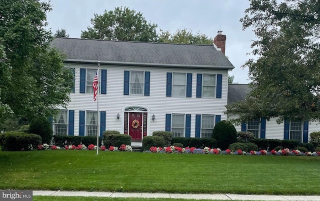 colonial house featuring a front yard