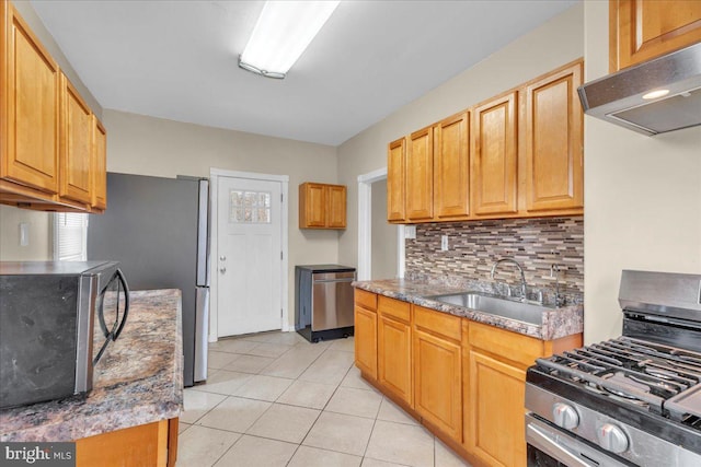 kitchen featuring sink, decorative backsplash, appliances with stainless steel finishes, range hood, and light tile patterned flooring