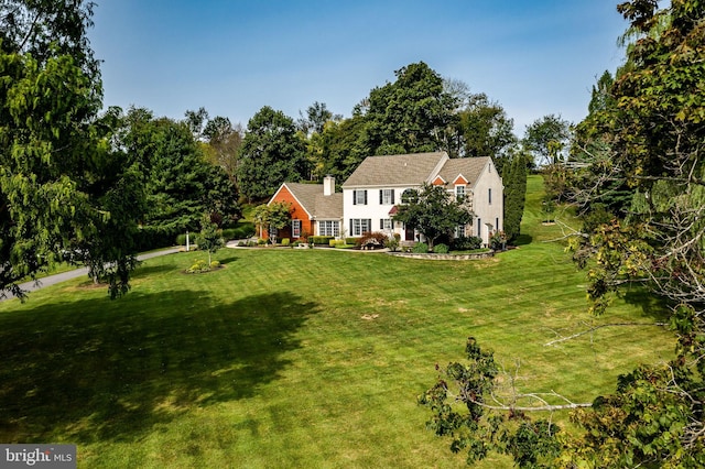 view of front of property with a front yard