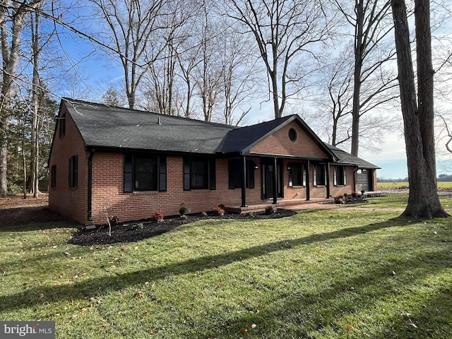 view of front of home featuring covered porch and a front lawn