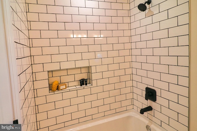 bathroom featuring tiled shower / bath