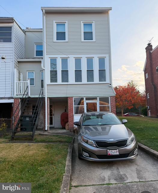 townhome / multi-family property featuring a front yard