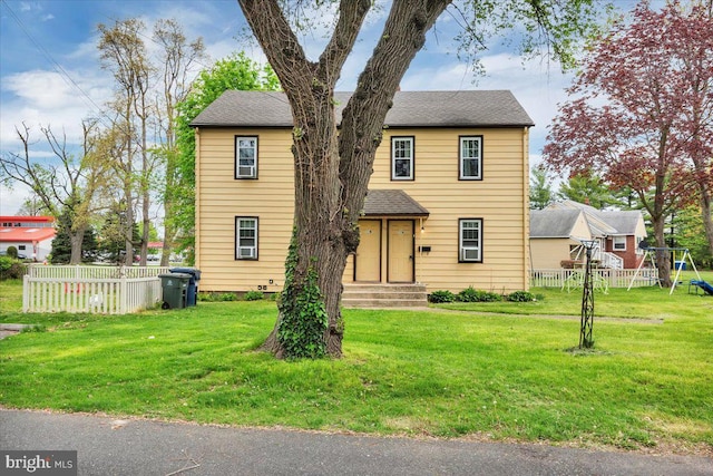 view of front of property featuring a front lawn