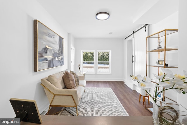 living area featuring a barn door and wood-type flooring