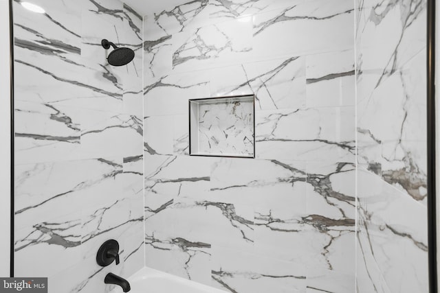 details featuring tiled shower / bath combo