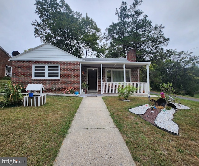 bungalow featuring a front lawn